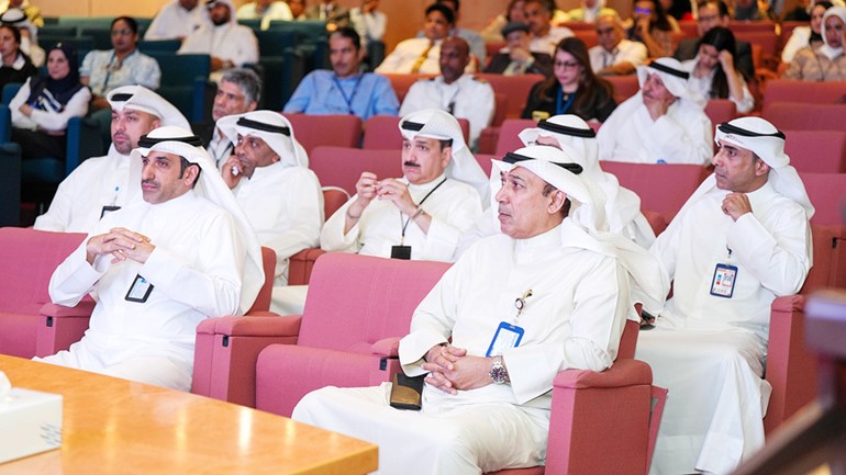 الكابتن عبدالمحسن الفقعان والكابتن عبدالوهاب الشطي في مقدمة الحضور خلال ندوة الكويتية التوعوية حول مكافحة الفساد