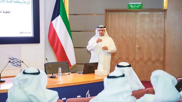 ممثل نزاهة أثناء تقديمه شرحا عن مكافحة الفساد