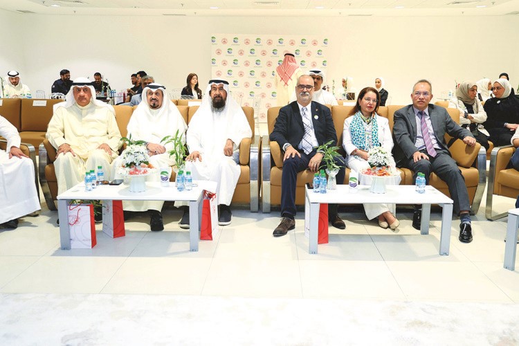 سفير ڤيتنام ريدوك ثانج نغوين ود.أميرة الحسن وسفير رومانيا موغوريل ستانيسكو وم. إبراهيم الفوزان وصلاح السيف