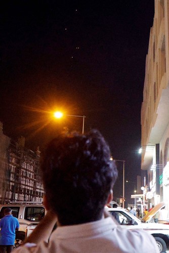 صور تداولتها مواقع التواصل لصواريخ إيرانية في سماء قطر وفي الإطارأشخاص يلتقطون صورا لمقذوفات فوق الدوحة