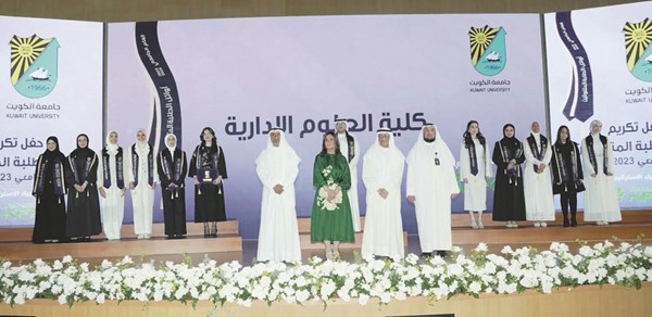 وزير التعليم العالي والبحث العلمي د.نادر الجلال ومدير جامعة الكويت د.دينا الميلم والقائم بأعمال عميد شؤون الطلبة د.جاسم الحمدان مع كوكبة من المتفوقات خلال الحفل