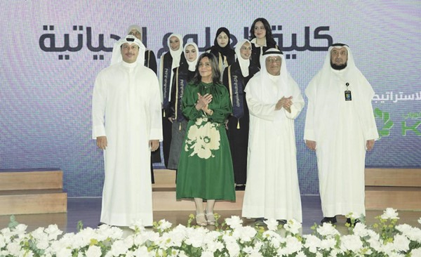 وزير التعليم العالي: فائقو جامعة الكويت فخر للوطن ونموذج يحتذى به