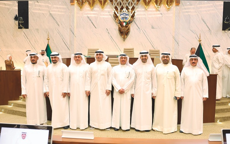 عبدالله العنزي وفهد العبدالجادر وخالد المطيري ونصار العازمي وسعود الكندري ود.حسن كمال وم.إسماعيل بهبهاني وم.أحمد الهزيم(فريال حماد)
