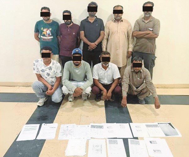 المتهمون وأمامهم المضبوطات