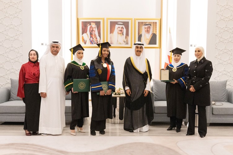 السفير الشيخ ثامر جابر الأحمد مكرما الخريجين