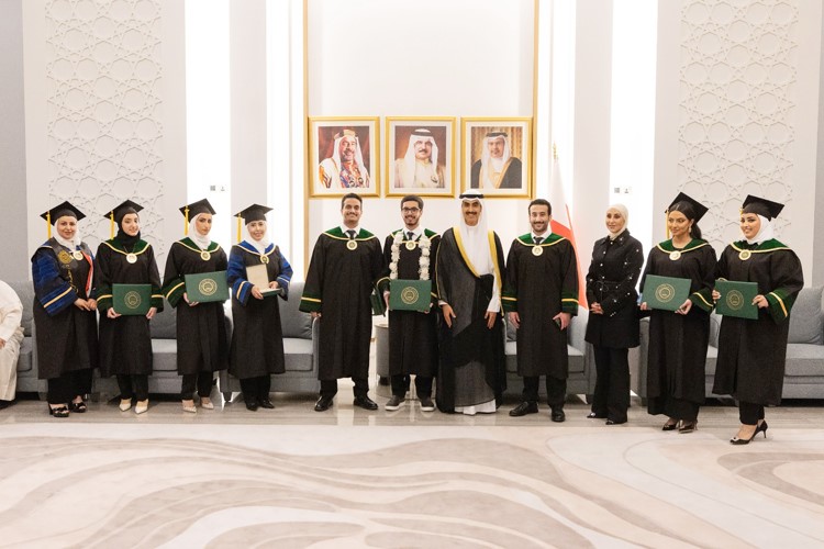السفير الشيخ ثامر جابر الأحمد خلال استقبال الطلبة الكويتيين خريجي كلية الطب والعلوم الطبية في جامعة الخليج العربي