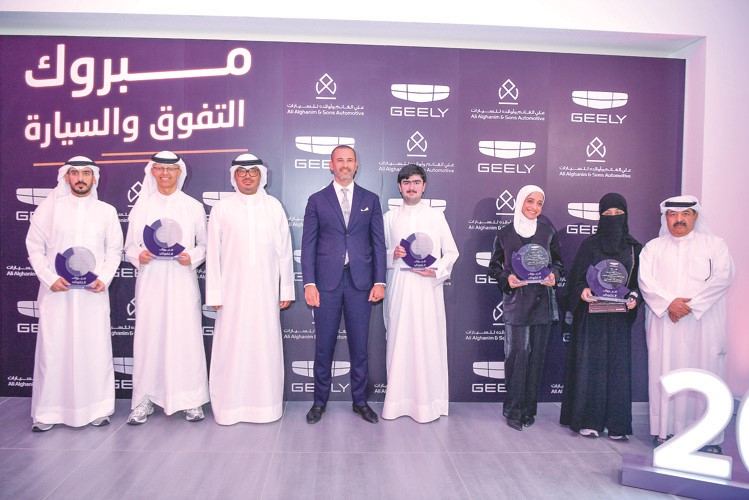يوسف مصطفى وطلال العجمي مع المتفوقين