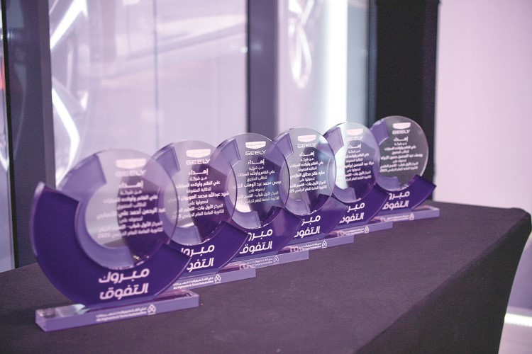 دروع تكريمية للمتفوقين