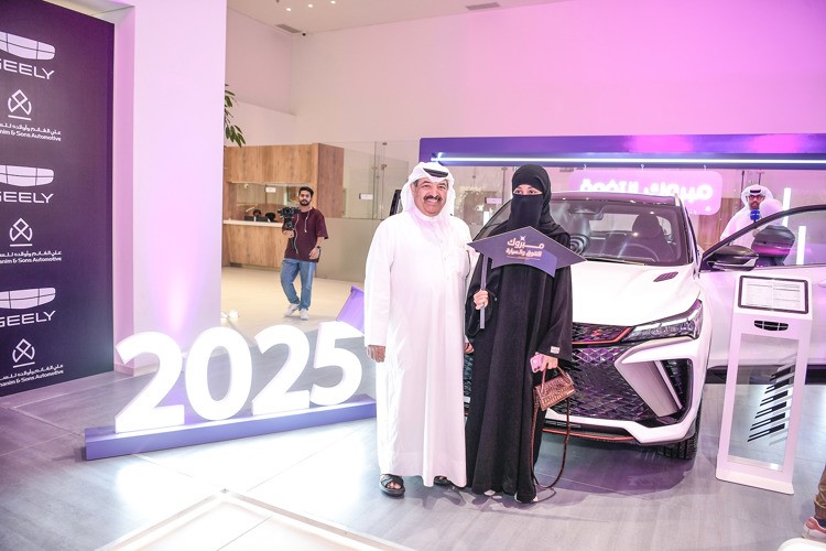 بالفيديو.. «علي الغانم وأولاده للسيارات» تُكرّم أوائل الثانوية العامة لعام 2025