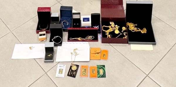 سبائك ذهبية ومجوهرات اشتراها الموظف لإخفاء متحصلات التزوير والرشوة
