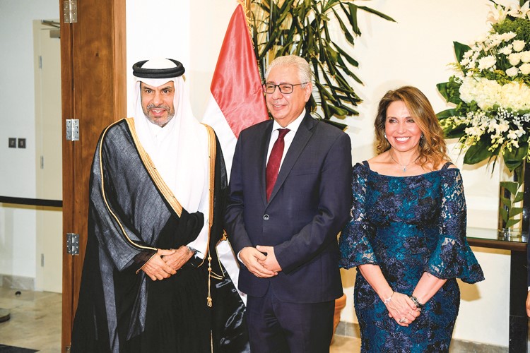 السفير المصري أسامة شلتوت والسفير القطري علي بن عبدالله آل محمود خلال الاحتفال
