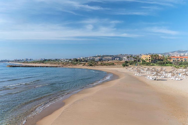صورة عامة لشاطئ الجية (محمود الطويل)