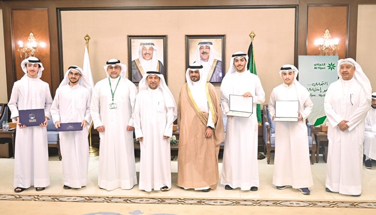 المحافظ الشيخ صباح بدر صباح السالم الصباح وفريق قطاع التواصل المؤسسي في البنك التجاري يكرمون مجموعة من الفائقين