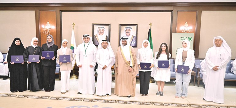 محافظ مبارك الكبير ومحافظ حولي بالتكليف الشيخ صباح بدر صباح السالم الصباح وفريق قطاع التواصل المؤسسي البنك التجاري يكرمون مجموعة من الفائقات