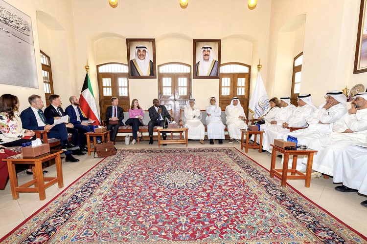 نائب وزير الخارجية الشيخ جراح جابر الأحمد ووزير الخارجية وشؤون الكومنولث والتنمية في المملكة المتحدة ديڤيد لامي وعدد من الحضور خلال الزيارة