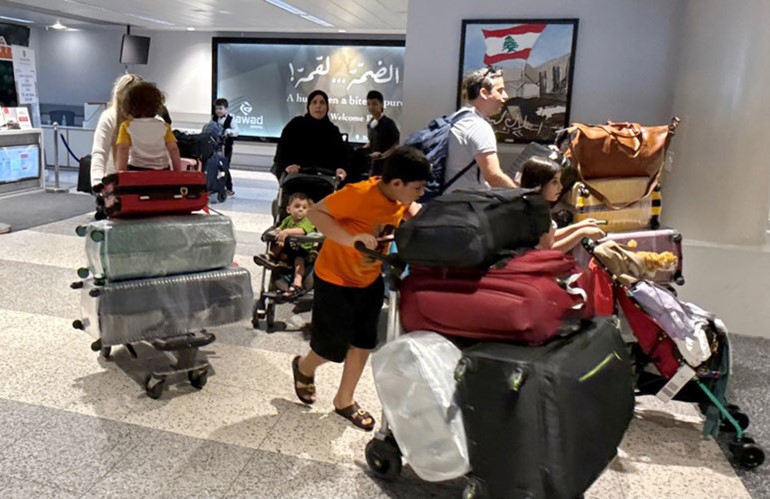 مغتربون لبنانيون خلال وصولهم إلى مطار بيروت (محمود الطويل)