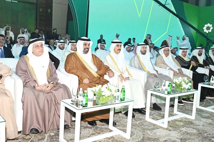 حمد المرزوق والشيخ ثامر الجابر الأحمد والشيخ سلمان بن خليفة آل خليفة في مقدمة الحضور خلال الحفل