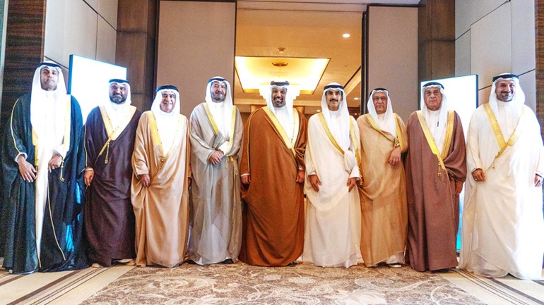 حمد المرزوق والشيخ ثامر الجابر الأحمد والشيخ سلمان بن خليفة آل خليفة وخالد الشملان في لقطة جماعية