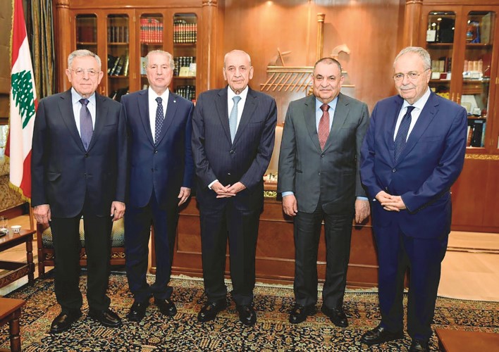 رئيس مجلس النواب نبيه بري مستقبلا وفد مجلس العلاقات العربية والدولية برئاسة محمد جاسم الصقر والرئيسين الأسبقين أمين الجميل وفؤاد السنيورة ونائب رئيس الحكومة اللبنانية طارق متري