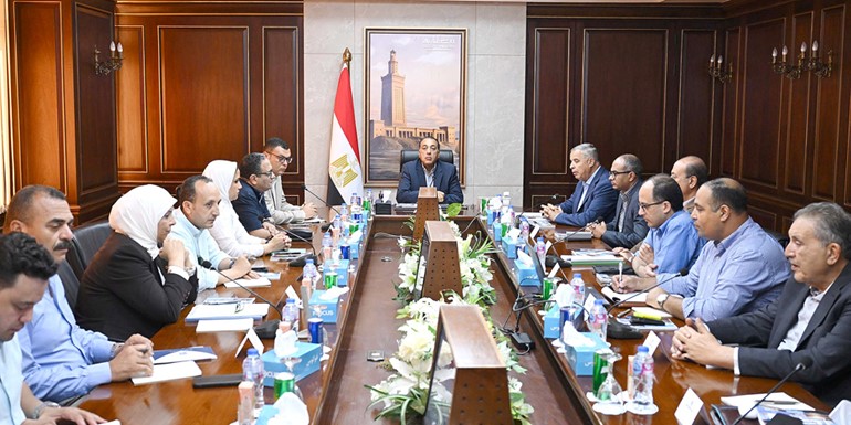 رئيس مجلس الوزراء د.مصطفى مدبولي مترئسا اجتماعا قبل جولة في محافظة الإسكندرية