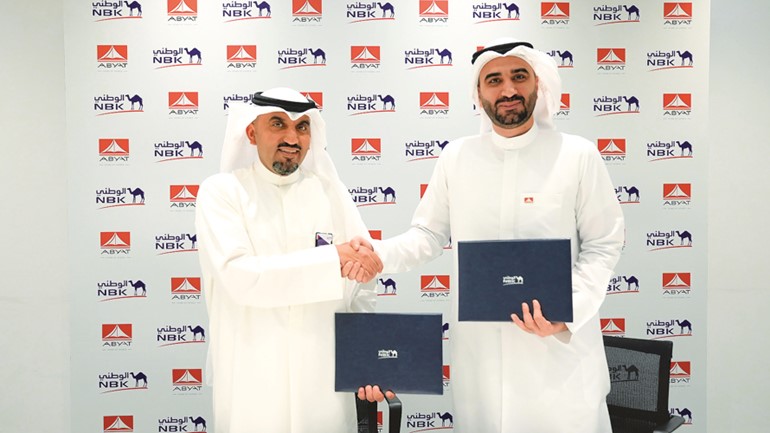 محمد العثمان الرئيس التنفيذي للخدمات المصرفية الشخصية والرقمية في الوطني مع الرئيس التنفيذي لشركة أبيات محمد أبل خلال توقيع اتفاقية الشراكة