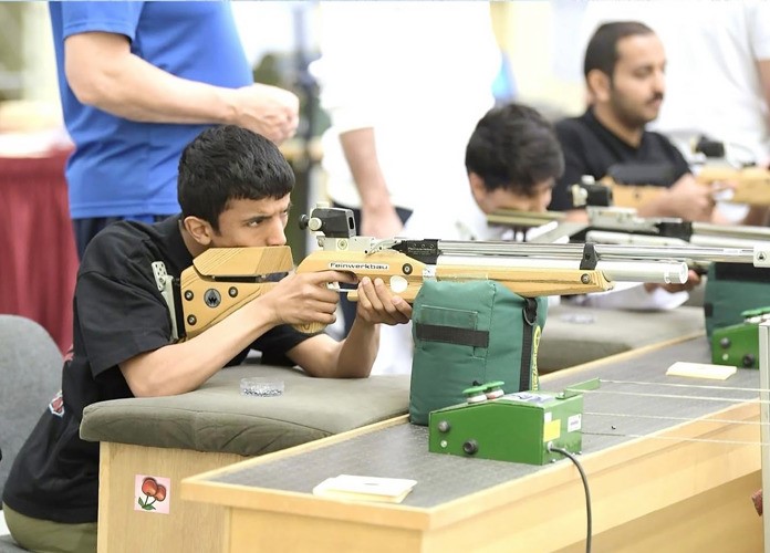 متدربون في رماية البندقية