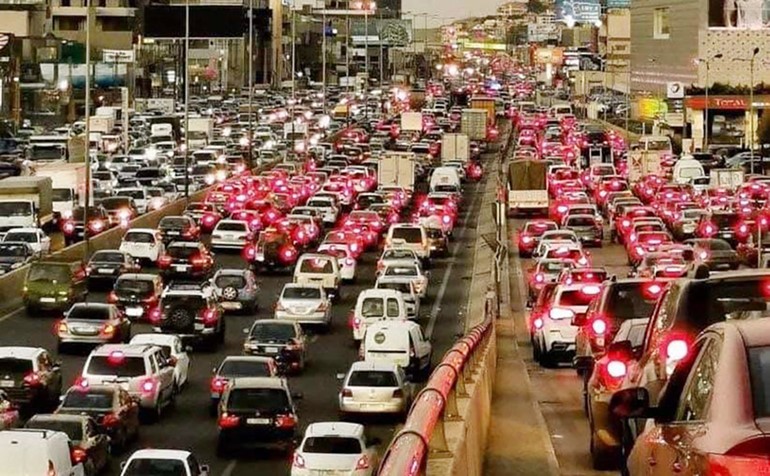 زحمة مساء على أوتوستراد الدورة باتجاه جونيه (محمود الطويل)