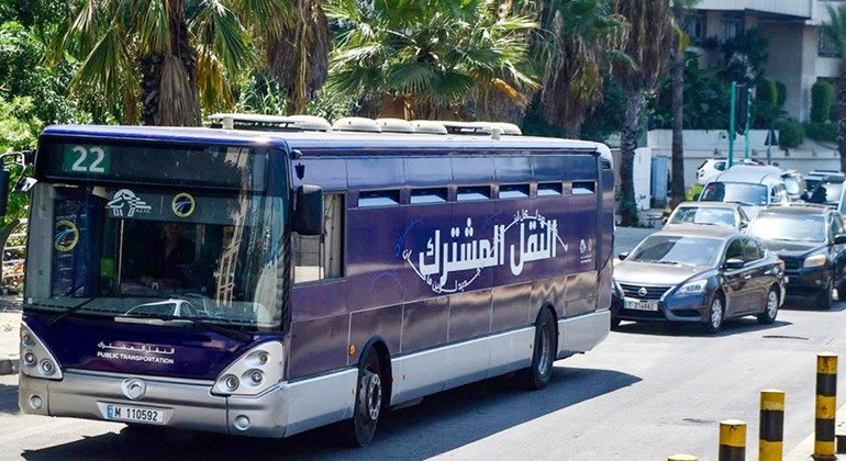 حافلات النقل المشترك أحد أوجه حل أزمة السير في لبنان (محمود الطويل)