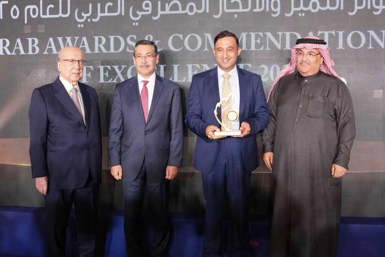 مشاري شهاب متسلما الجائزة نيابة عن بنك برقان