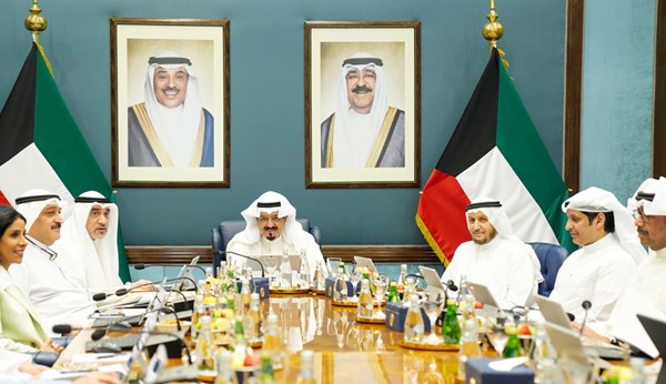 سمو الشيخ أحمد العبدالله رئيس مجلس الوزراء مترئسا الاجتماع أمس