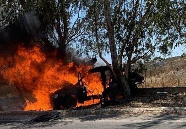 اندلاع النيران في سيارة جراء غارة من مسيرة إسرائيلية