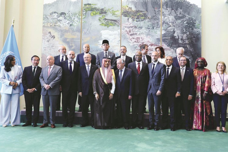 صورة جماعية للمشاركين في مؤتمر الأمم المتحدة حول حل الدولتين بمقر الأمم المتحدة 	(أ.ف.پ)