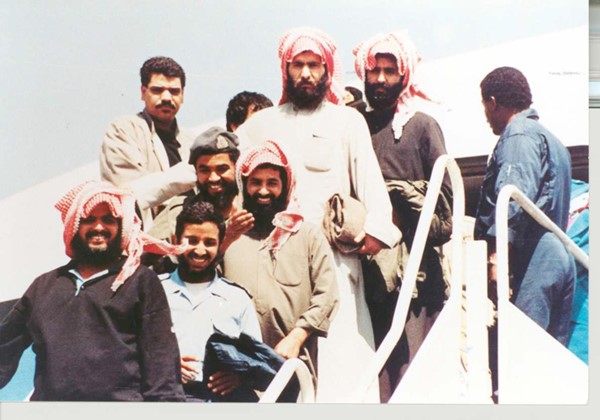 لحظة وصول الأسرى إلى أرض الوطن في 28 مارس 1991 بعد إطلاق سراحهم