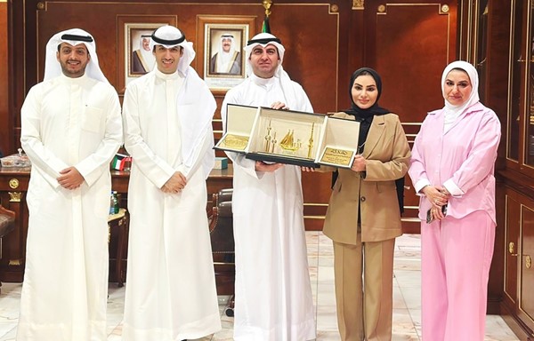 وزيرة الشؤون الاجتماعية وشؤون الأسرة والطفولة د.أمثال الحويلة خلال اللقاء مع رئيس وأعضاء مجلس إدارة جمعية المحامين الكويتية