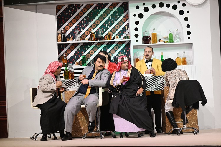 عبد المحسن العمر وعلي محسن في مشهد من المسرحية