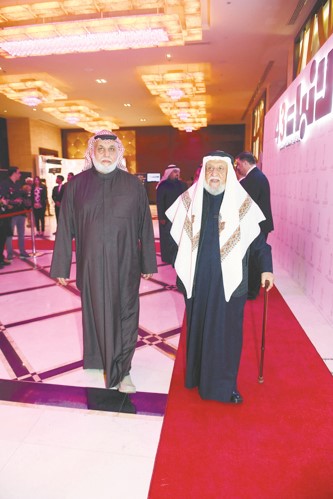الراحل محمد المنيع ونجله عبدالوهاب في حفل الأنباء لمرور ٤٣ عاما على صدورها