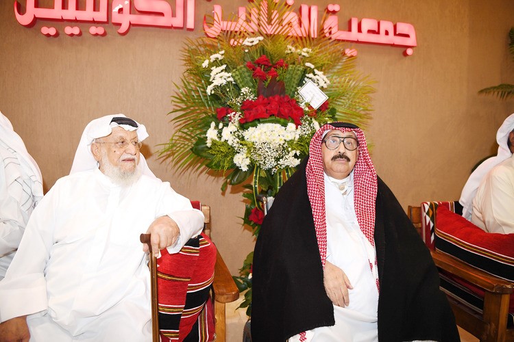  ومع رئيس جمعية الفنانين الكويتيين عبدالعزيز المفرج شادي الخليج