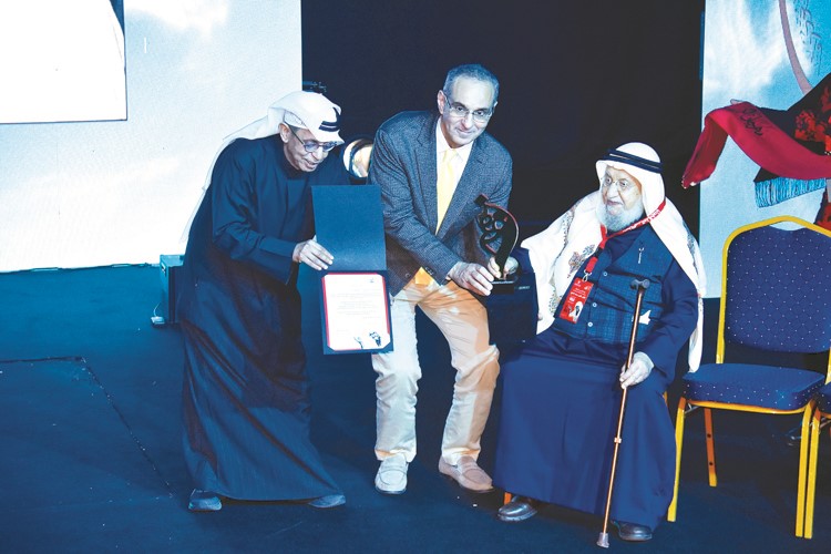 الراحل محمد المنيع مكرما من د. محمد الجسار وجمال اللهو في افتتاح الدورة السابعة لمهرجان الكويت للمونودراما الدولي