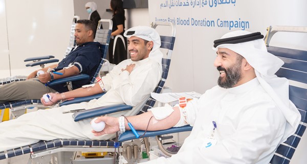 جانب من مشاركة موظفي بنك برقان في حملة التبرع بالدم