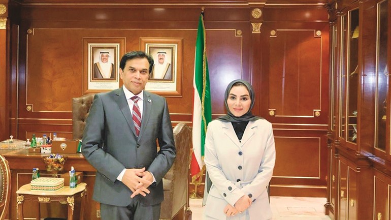 وزيرة الشؤون الاجتماعية وشؤون الأسرة والطفولة د.أمثال الحويلة مستقبلة سفير باكستان لدى الكويت د.ظفر إقبال