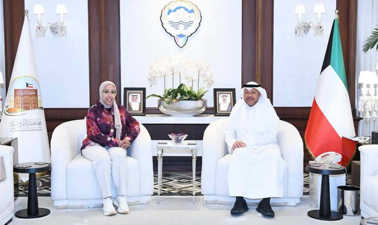 محافظ الفروانية ومحافظ العاصمة بالإنابة الشيخ عذبي الناصر مستقبلا مريم العوض