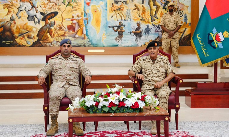 نائب رئيس الأركان العامة للجيش اللواء الركن طيار الشيخ صباح جابر الأحمد خلال اللقاء مع رئيس هيئة أركان قوة دفاع البحرين الفريق الركن ذياب بن صقر النعيمي