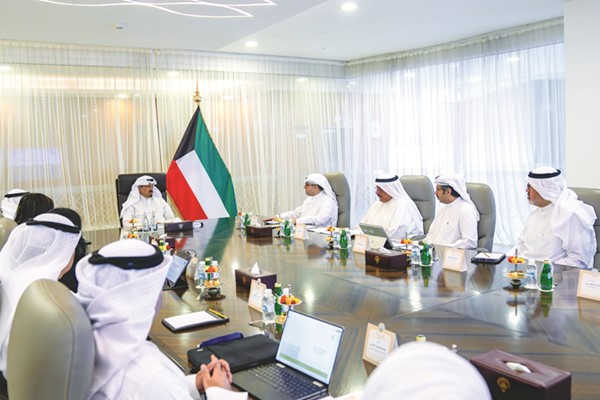 سمو الشيخ أحمد العبدالله رئيس الوزراء مترئسا اجتماعا لمناقشة الموقف التنفيذي لمعالجة الإطارات التالفة بحضور وزير الدولة لشؤون البلدية ووزير الدولة لشؤون الإسكان عبداللطيف المشاري وشملان الجحيدلي وبدر الهاجري وبدر الصراف