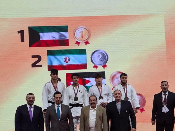 فيصل الحمد متوسطا أبطال الجودو بعد تتويجهم بالميداليات المتنوعة في البطولة الآسيوية