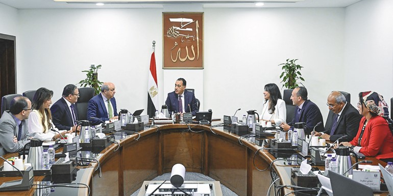 د.مصطفى مدبولي خلال اجتماع عقده مساء أمس الأول مع د.سامح الحفني وزير الطيران المدني بمقر الحكومة بالعلمين الجديدة