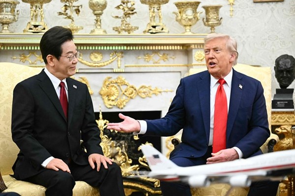 الرئيس الأميركي دونالد ترامب خلال مباحثاته مع نظيره الكوري الجنوبي لي جاي ميونغ في البيت الأبيض (أ.ف.پ)