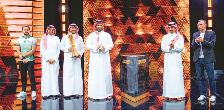 صاحب السمو الملكي الأمير محمد بن سلمان ولي العهد رئيس مجلس الوزراء السعودي ووزير الرياضة السعودي صاحب السمو الملكي الأمير عبدالعزيز بن تركي الفيصل ورالف رايشرت خلال تتويج الفريق الفائز بكأس العالم للرياضات الإلكترونية