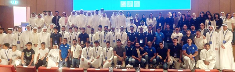 الشيخ فهد الناصر وبشار عبدالله يتوسطان المسؤولين واللاعبين الحاضرين إلى المؤتمر أمس