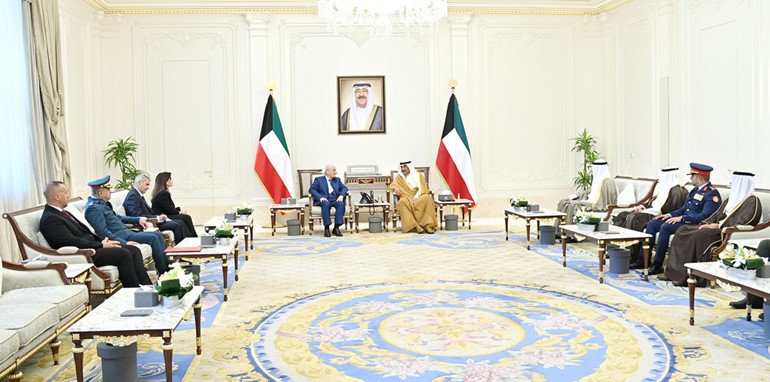 سمو ولي العهد الشيخ صباح الخالد مستقبلا وزير الدفاع الوطني بالجمهورية اللبنانية اللواء الركن طيار ميشال منسى والوفد المرافق بحضور وزير الدفاع الشيخ عبدالله العلي ووكيل وزارة الدفاع الشيخ د.عبدالله المشعل ونائب رئيس الأركان اللواء الركن طيار الشيخ صباح جابر الأحمد