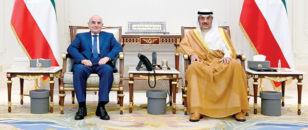 سمو ولي العهد الشيخ صباح الخالد خلال استقباله وزير الدفاع اللبناني اللواء الركن طيار ميشال منسى